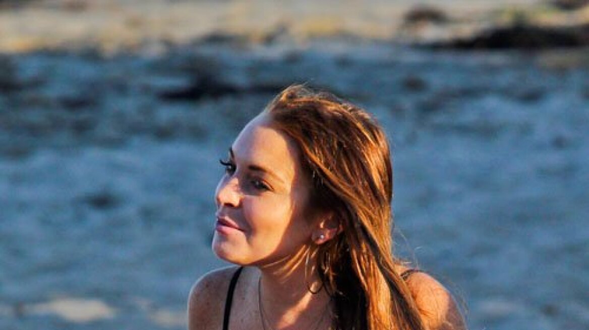 H Lindsay Lohan παίζει στη θάλασσα 